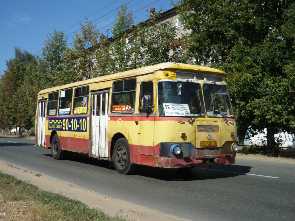 Izhevsk, LiAZ-677М č. ЕА 428 18