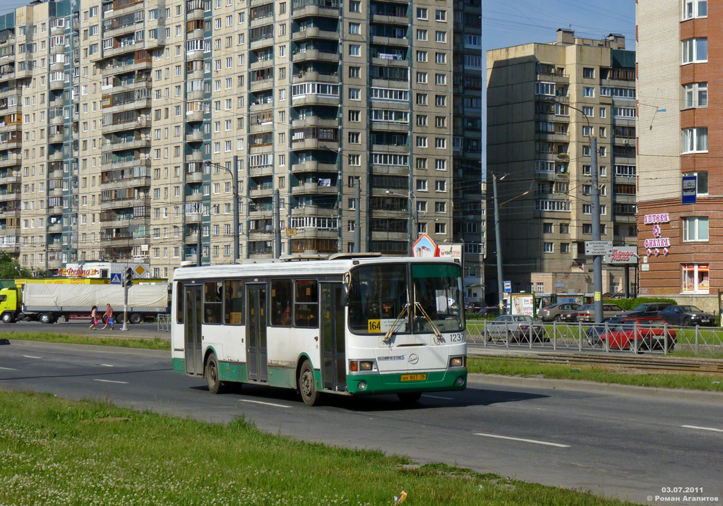 Petrohrad, LiAZ-5256.25 č. 1237