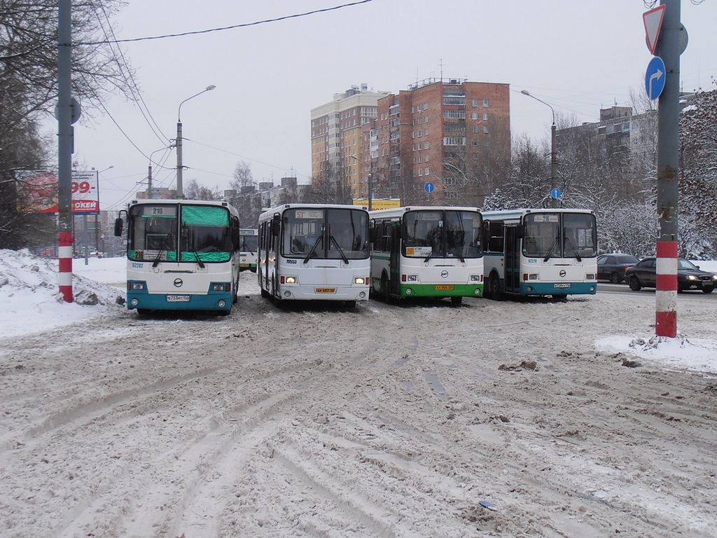 Nizhny Novgorod, LiAZ-5256.25 nr. 62282; Nizhny Novgorod, LiAZ-5256.26 nr. 70553; Ksyovo, LiAZ-5256.36 nr. 427; Nizhny Novgorod, LiAZ-5256.26 nr. 62279; Nizhny Novgorod — Bus stops