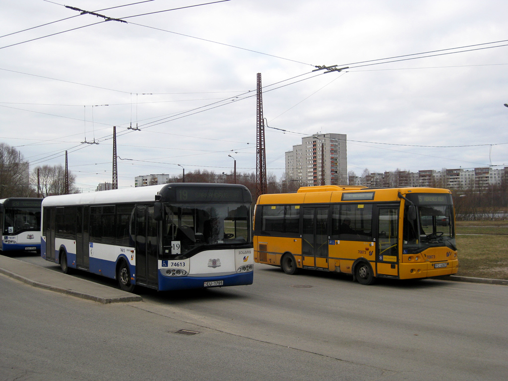 Riga, Solaris Urbino II 12 č. 74613; Riga, Ikarus EAG E91.54 č. 70873