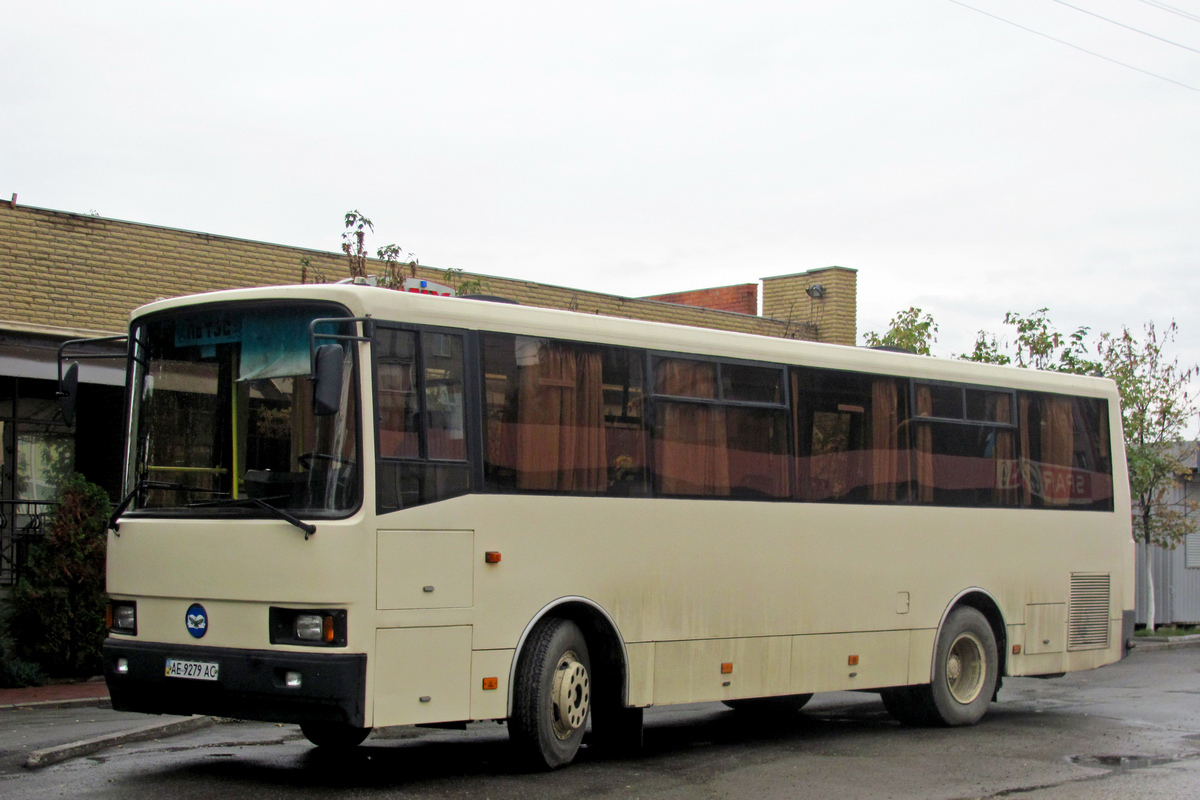 Dnipro, ЛАЗ-4207JN "Лайнер-10" č. АЕ 9279 АС