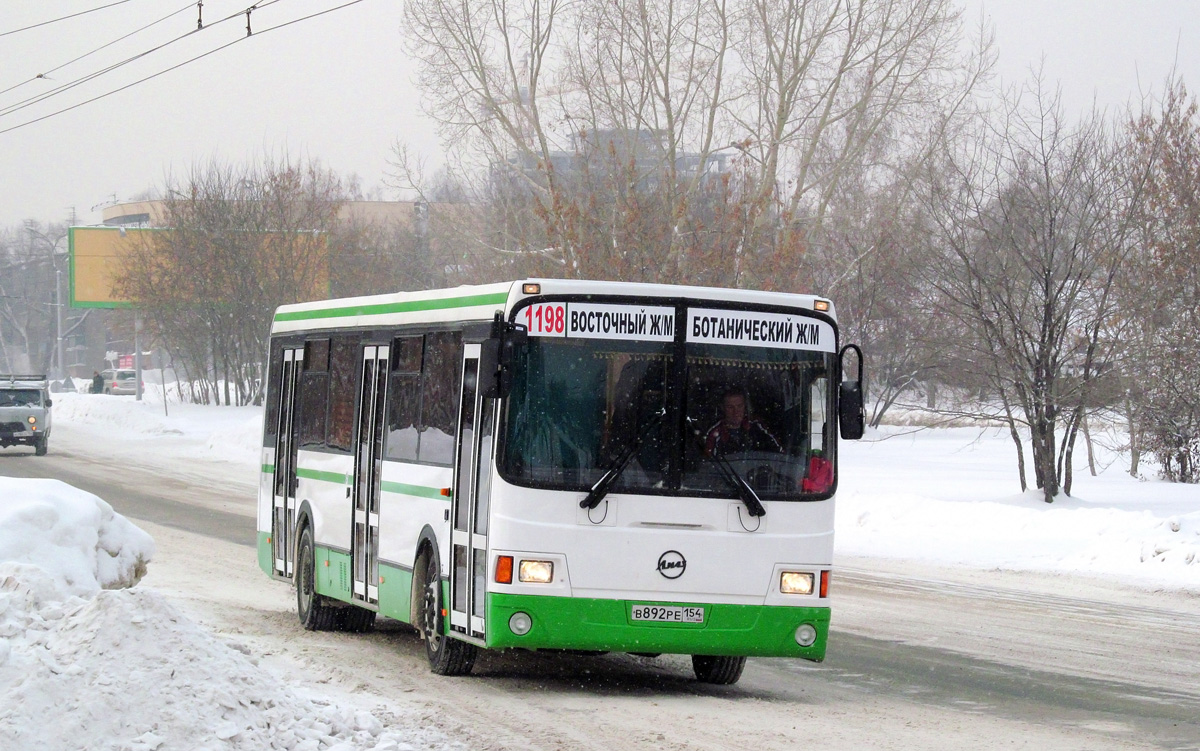 Novosibirsk, LiAZ-5256.36 č. В 892 РЕ 154