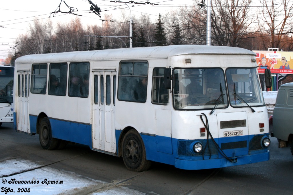 Ufa, LiAZ-677 č. В 832 СР 02