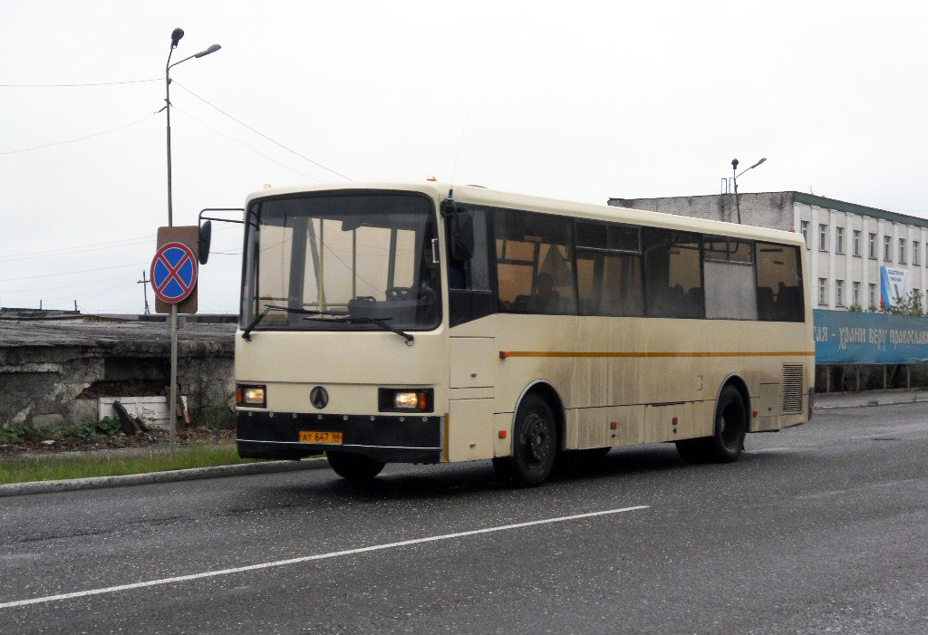 Карпинск, ЛАЗ-4207JN "Лайнер-10" č. АТ 647 66