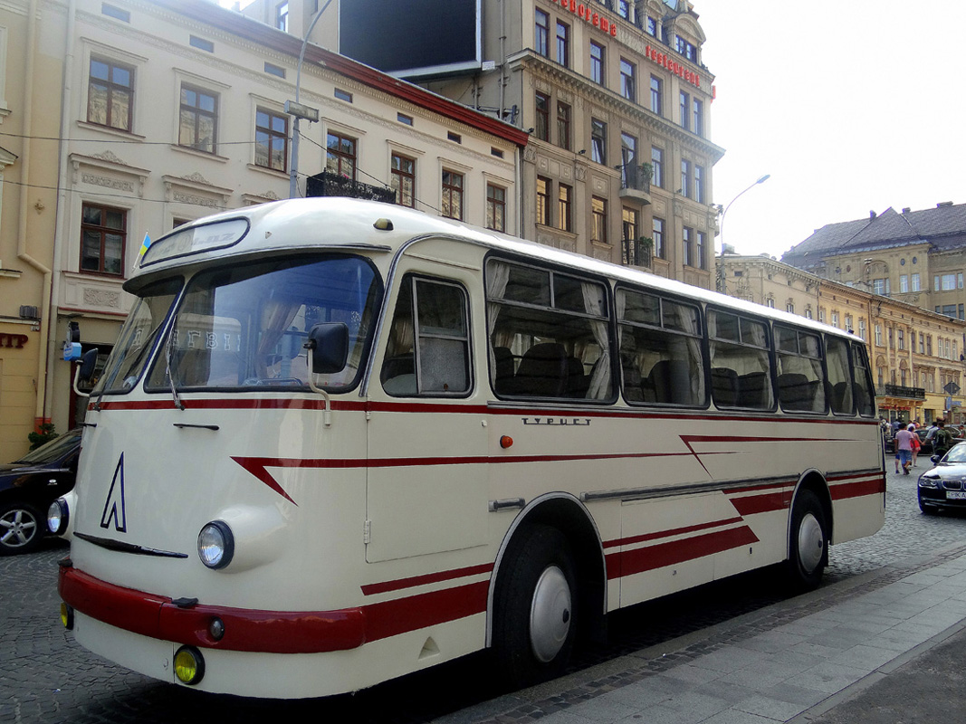 Lviv, LAZ-697М No. Т2 ММ 8711