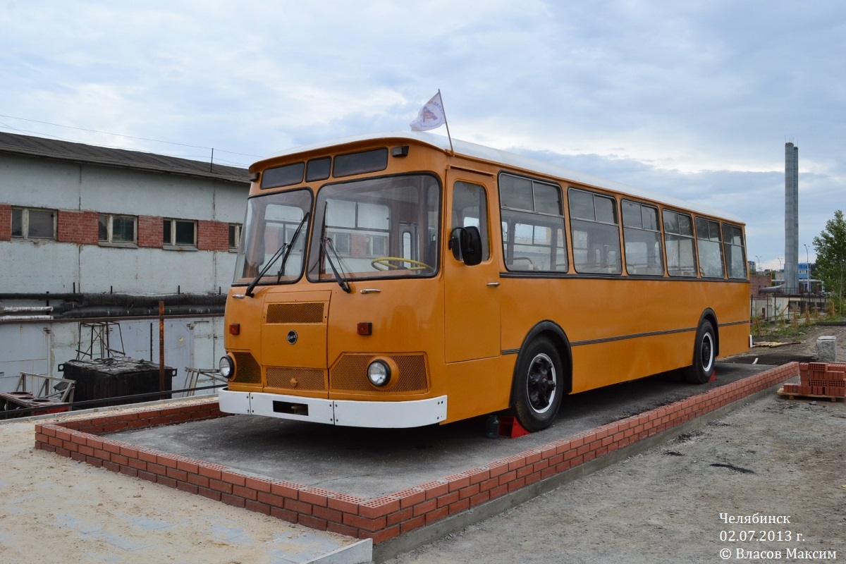 Chelyabinsk, LiAZ-677М # 4725; Автобусы-памятники