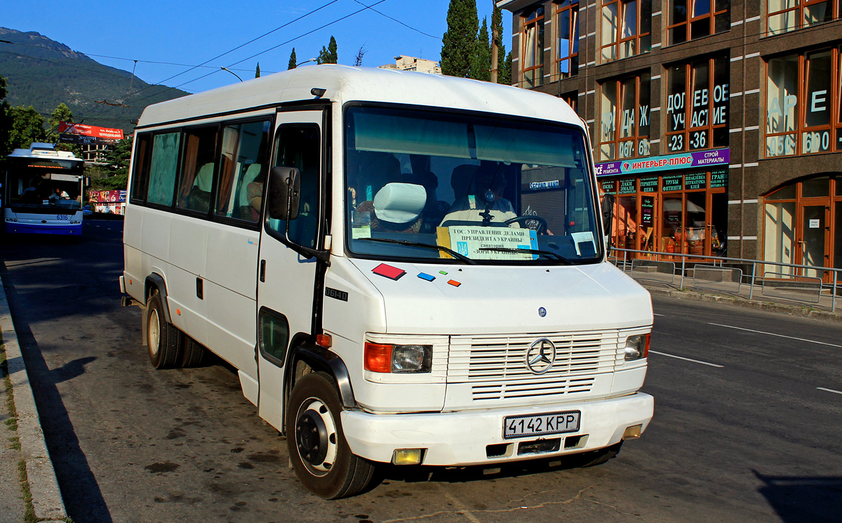 Yalta, Mercedes-Benz O614D # 4142 КРР