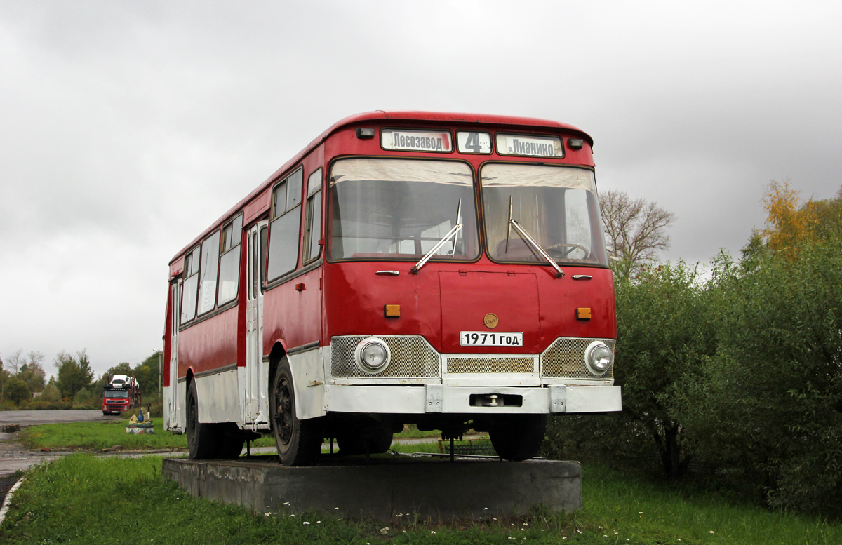 Vyshniy Volochyok, LiAZ-677М # В 663 ВО 69; Автобусы-памятники