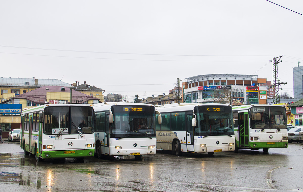 Khimki, LiAZ-5256.25 # 0976; Khimki, Mercedes-Benz O345 Conecto I H # 1233; Khimki, Mercedes-Benz O345 Conecto I H # 0414; Khimki, LiAZ-5256.25-11 # 0742; Khimki — The final station and the ring