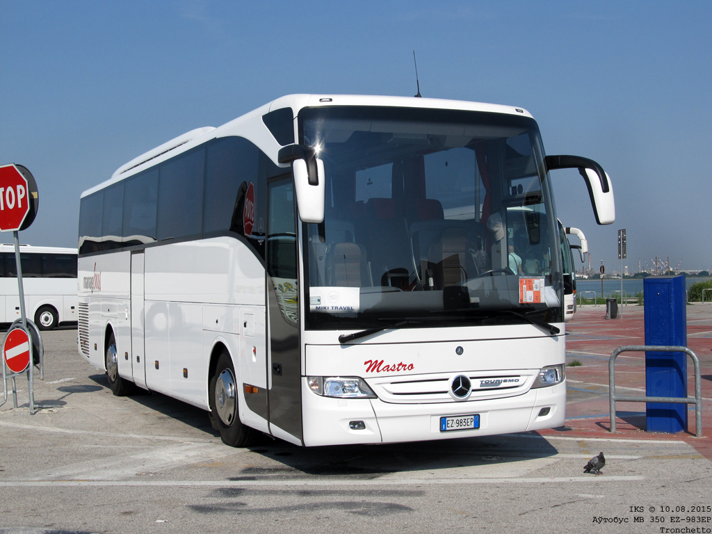 Neapel, Mercedes-Benz Tourismo 15RHD-II Nr. EZ-983EP