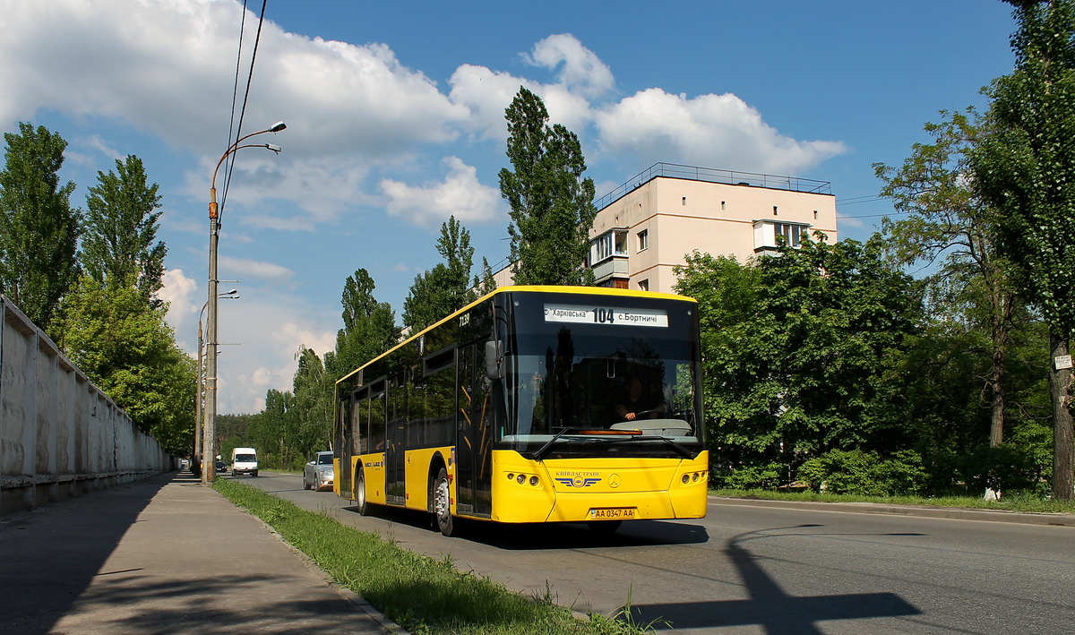 Kyjev, LAZ A183D1 č. 7139