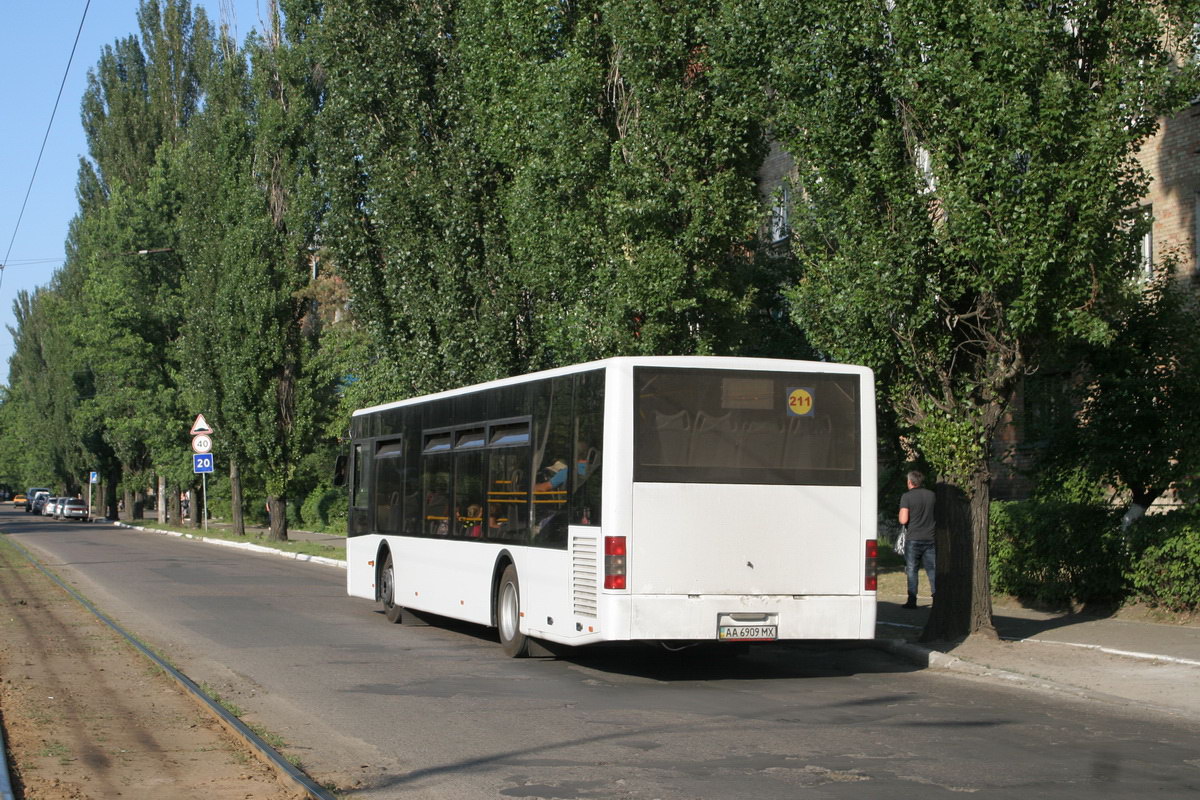 Kyiv, LAZ A183F0 # АА 6909 МХ