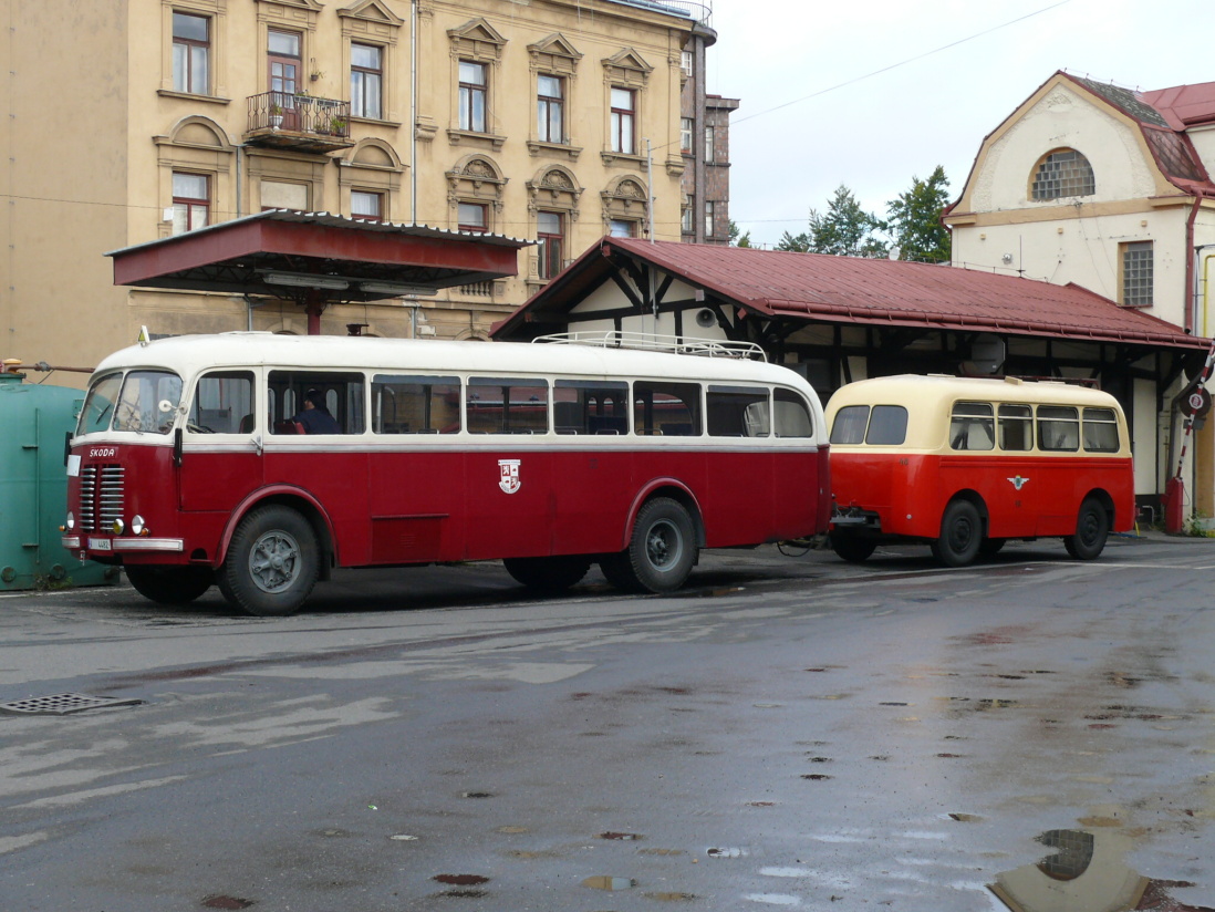 Brno, Škoda 706 RO nr. 22; Brno, Karosa B40 nr. 48