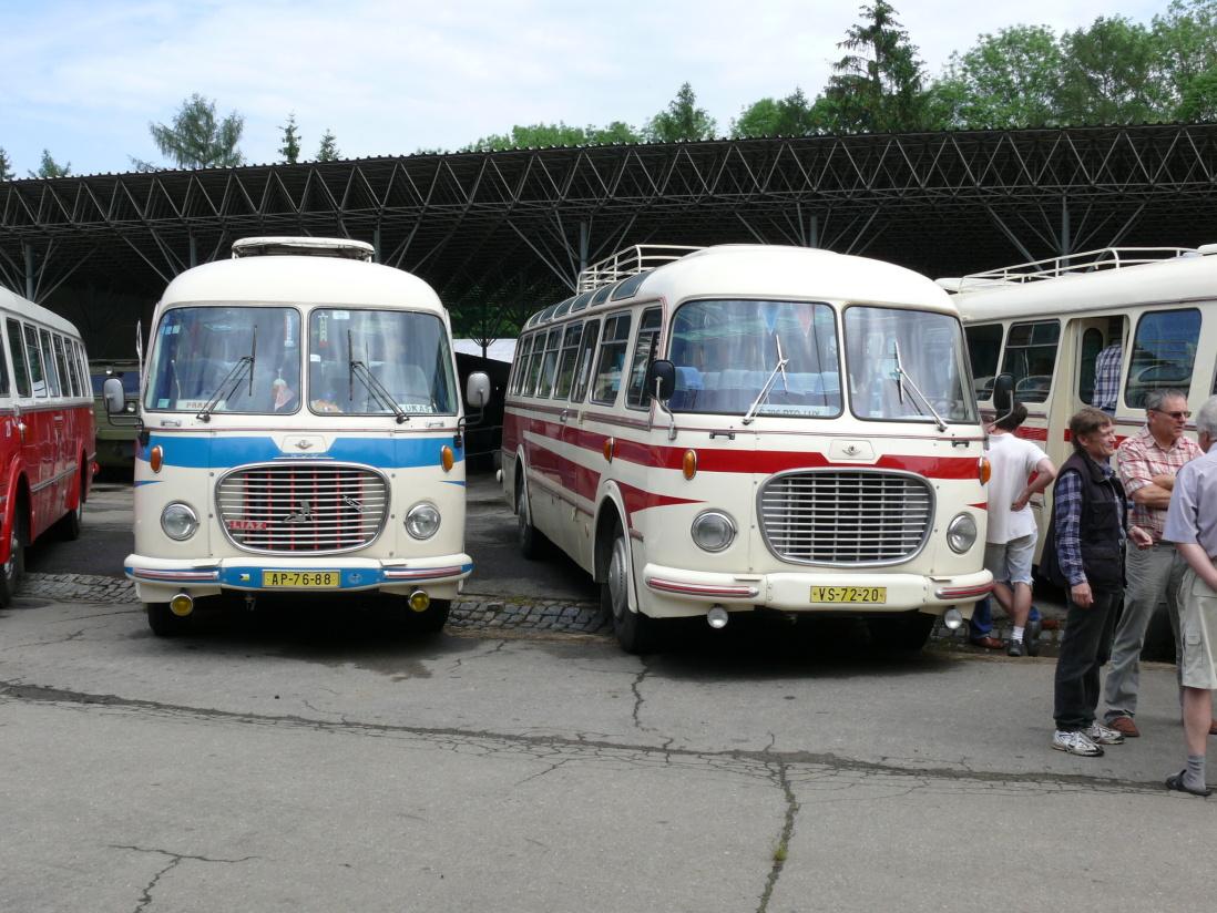 Kroměříž, Škoda 706 RTO LUX # VS 72-20; Praga, Škoda 706 RTO LUX # AP 76-88