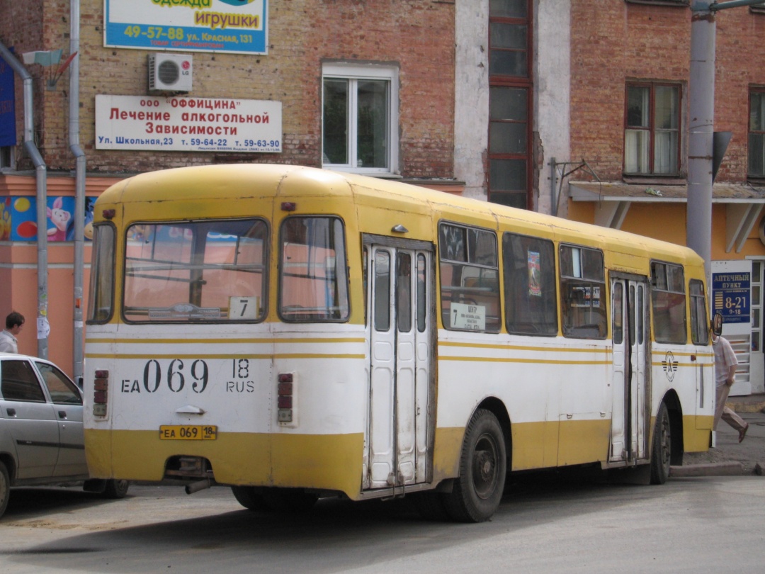 Izhevsk, LiAZ-677М č. ЕА 069 18