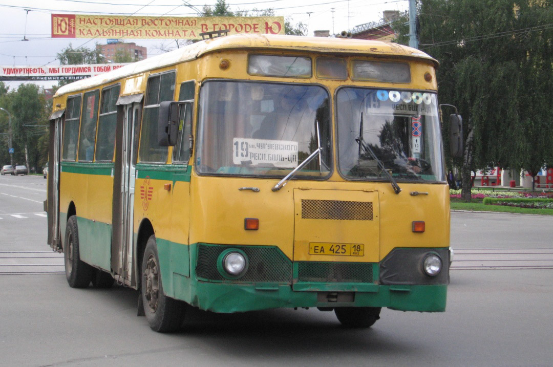 Izhevsk, LiAZ-677 # ЕА 425 18