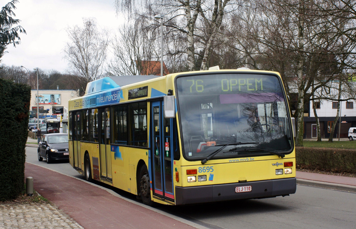 Bruxelles, Van Hool A300 CNG # 8695