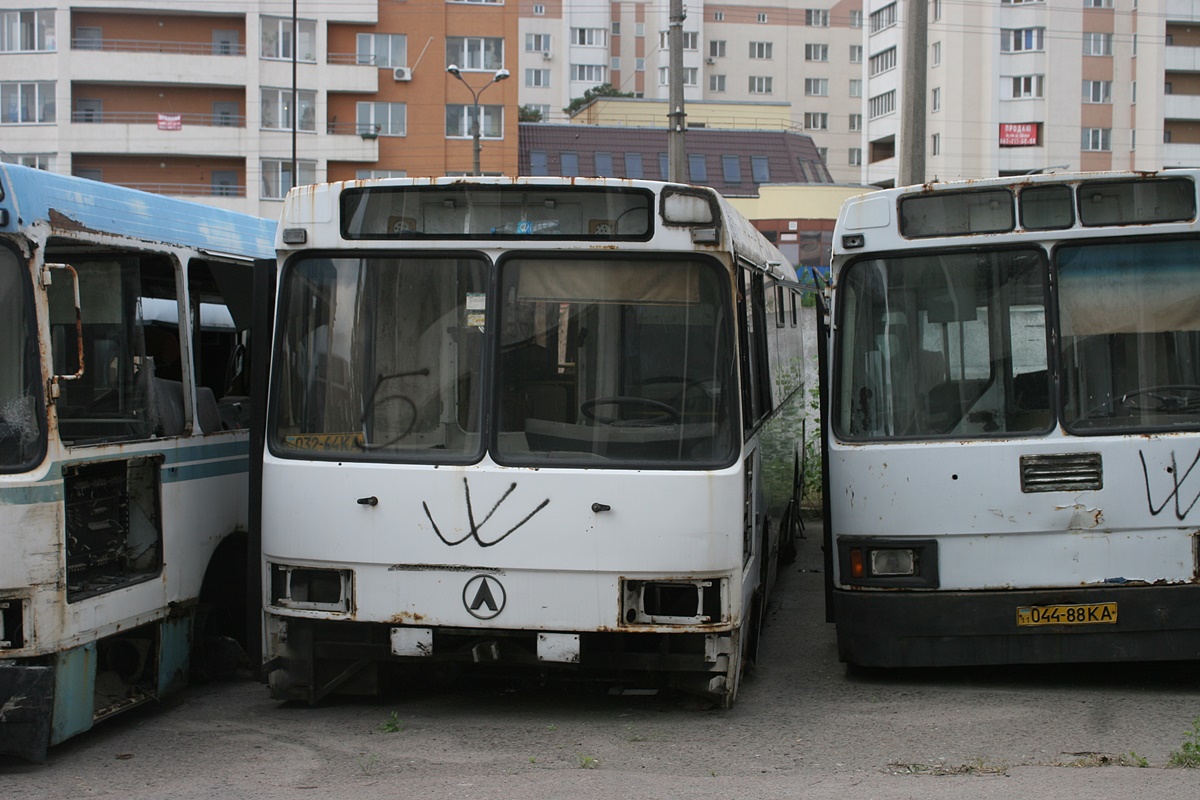Kyiv, LAZ-525270 # 1573; Kyiv, LAZ-52523 # 1518