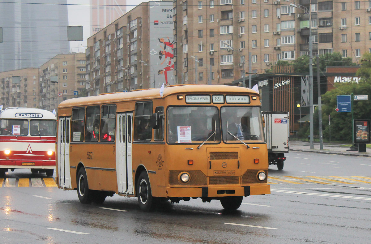 Moskva, LiAZ-677М č. 5621
