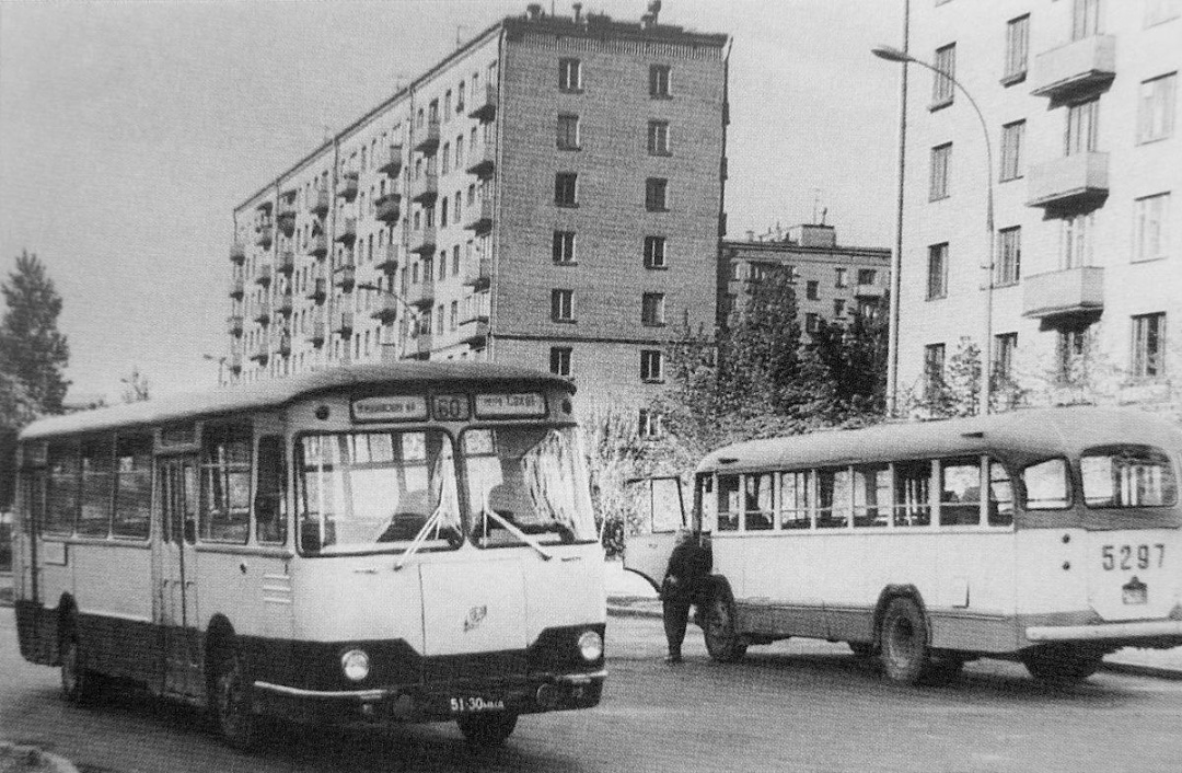 Moskau, LiAZ-677 Nr. 51-30 ММА; Moskau, LiAZ-158В Nr. 52-97 ММА; Moskau — Old photos
