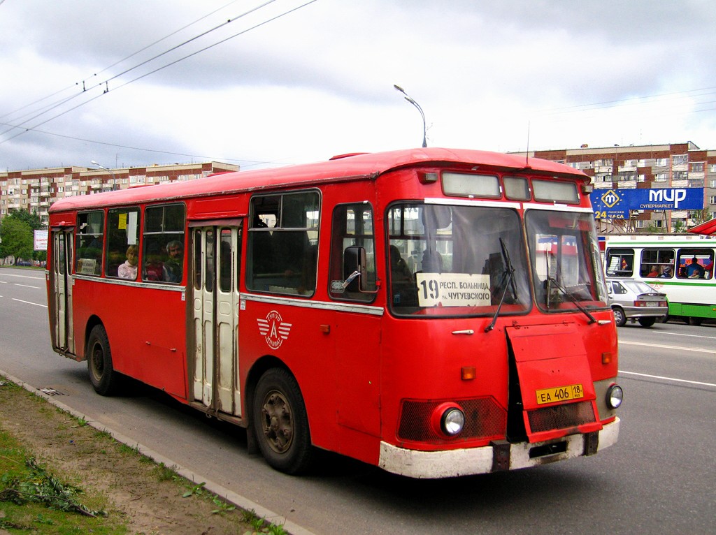 Izhevsk, LiAZ-677М č. ЕА 406 18