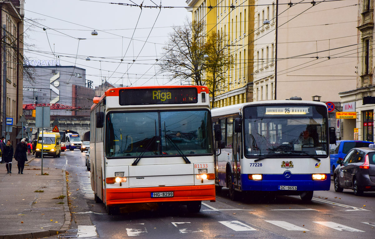 Riga, Säffle 2000NL Nr. B1133; Riga, Mercedes-Benz O345 Nr. 77228