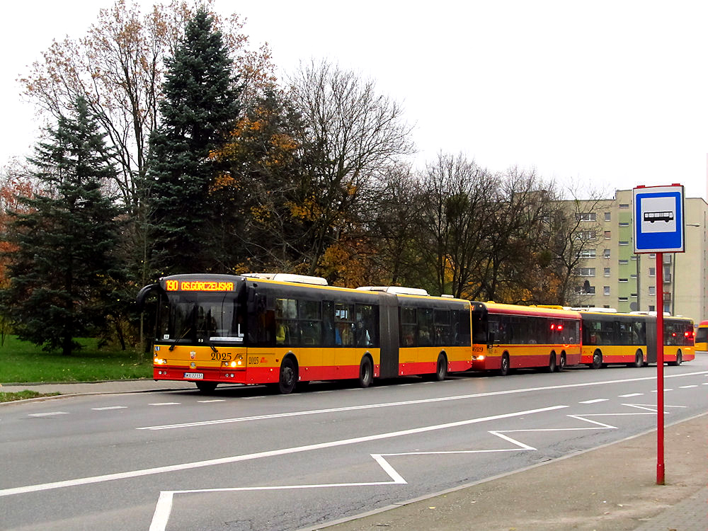 Varšuva, Solbus SM18 nr. 2025; Varšuva, Solaris Urbino I 15 nr. 8629; Varšuva, Solbus SM18 nr. 2027