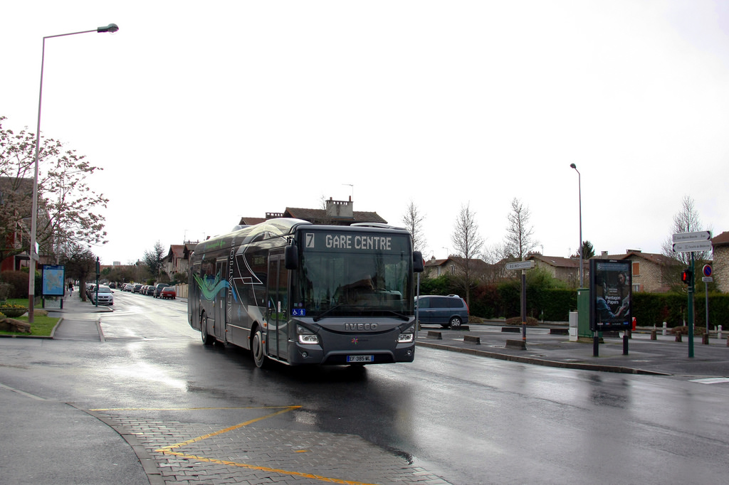 Châlons-en-Champagne, IVECO Urbanway 12M CNG BHNS # EF-385-ML