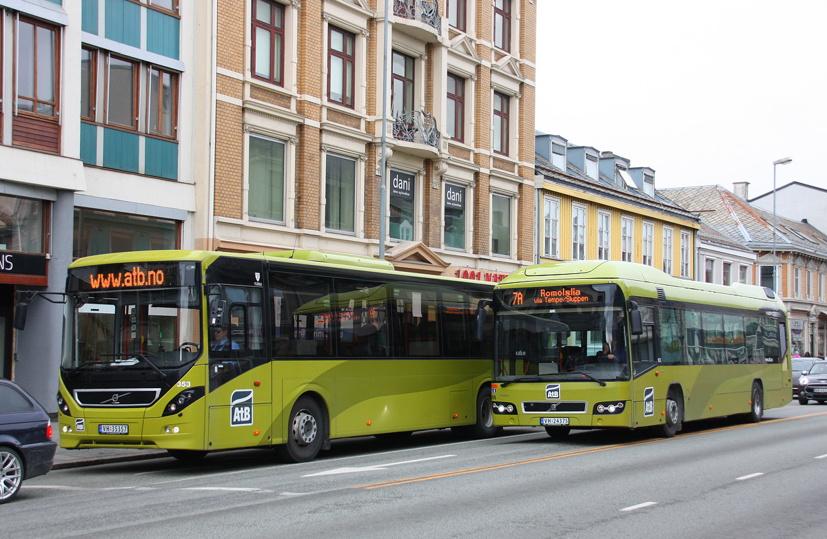 Trondheim, Volvo 7700 Hybrid nr. 40495; Trondheim, Volvo 8900LE nr. 40353