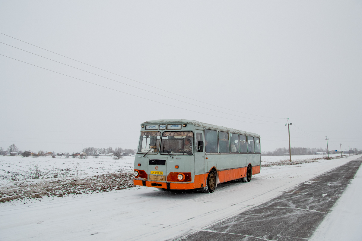 Arzamas, LiAZ-677M # АМ 810 52