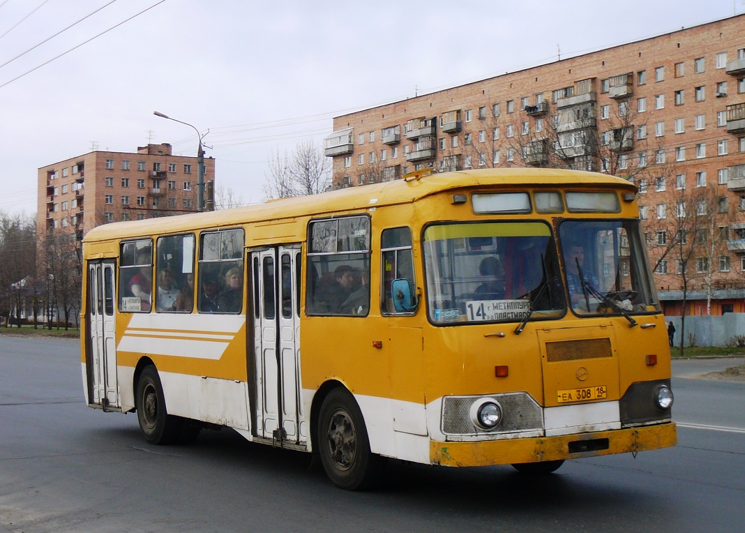 Izhevsk, LiAZ-677М č. ЕА 308 18