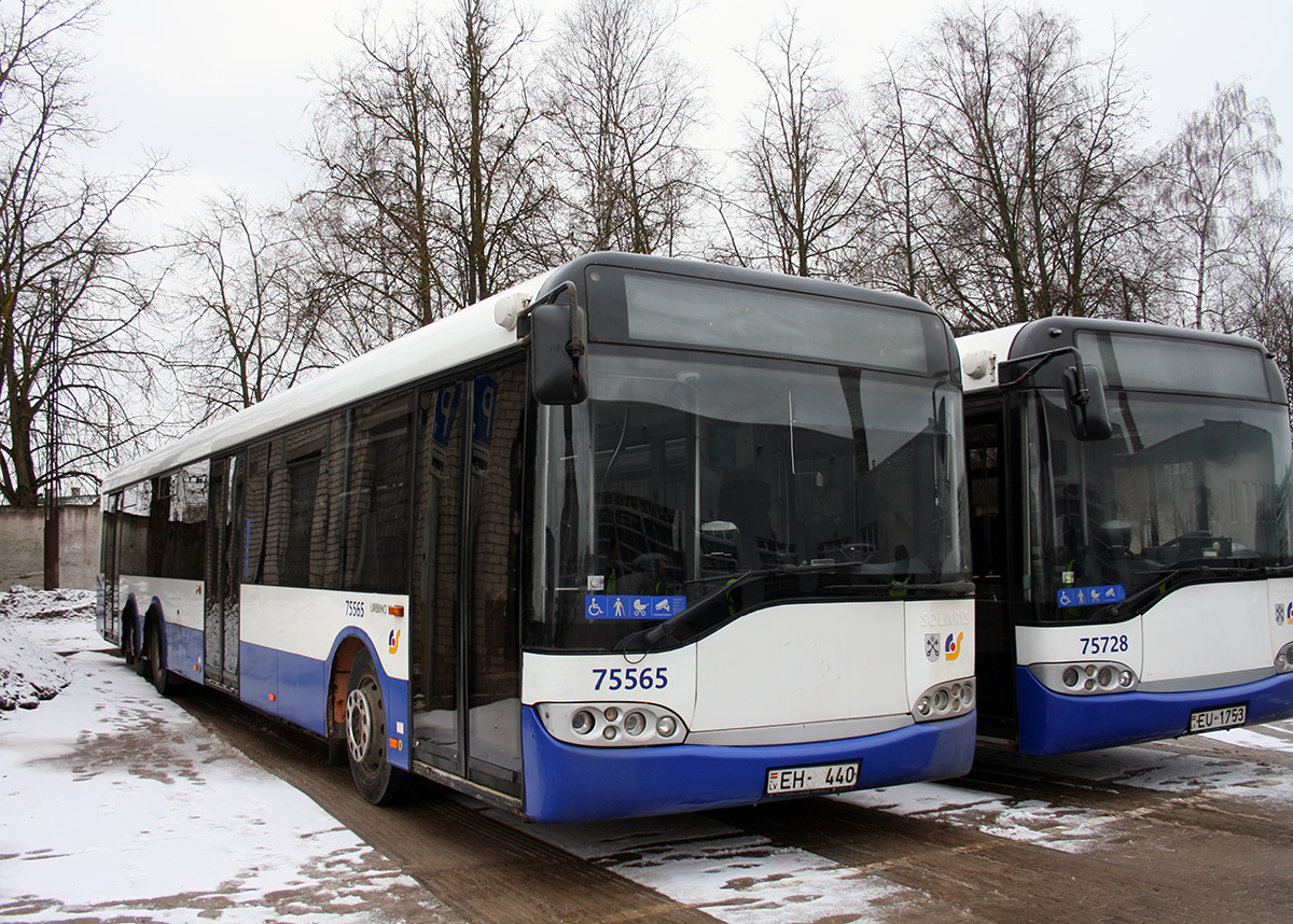 Riga, Solaris Urbino I 15 č. 75565; Riga, Solaris Urbino II 15 č. 75728