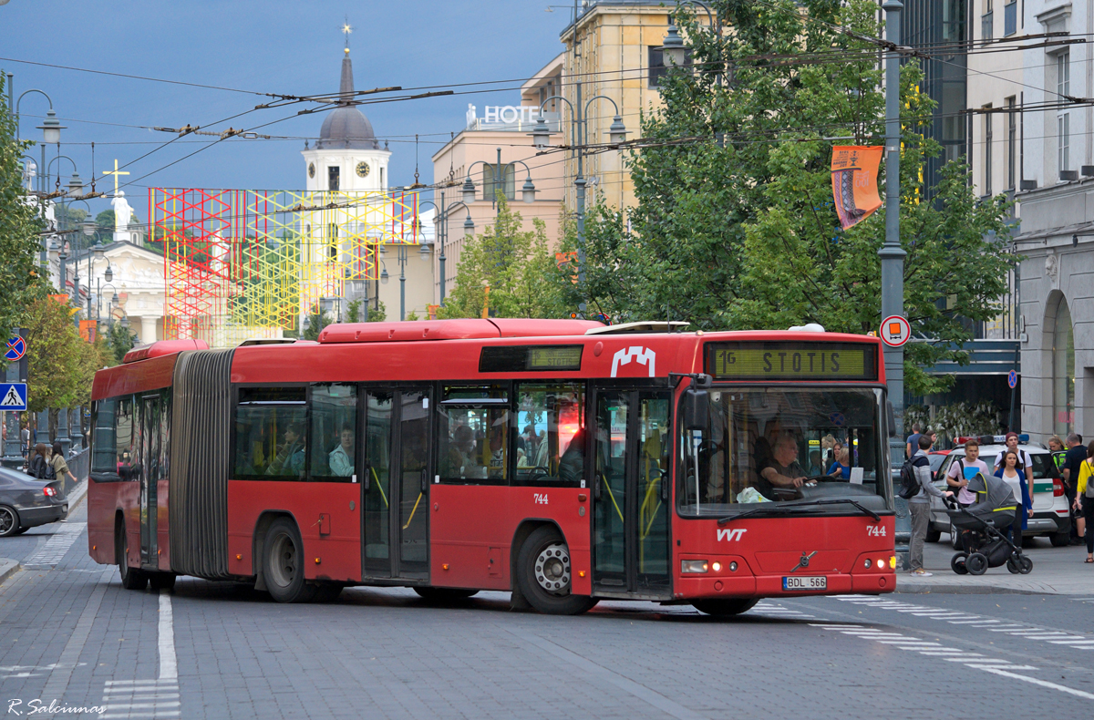Vilnius, Volvo 7700A # 744