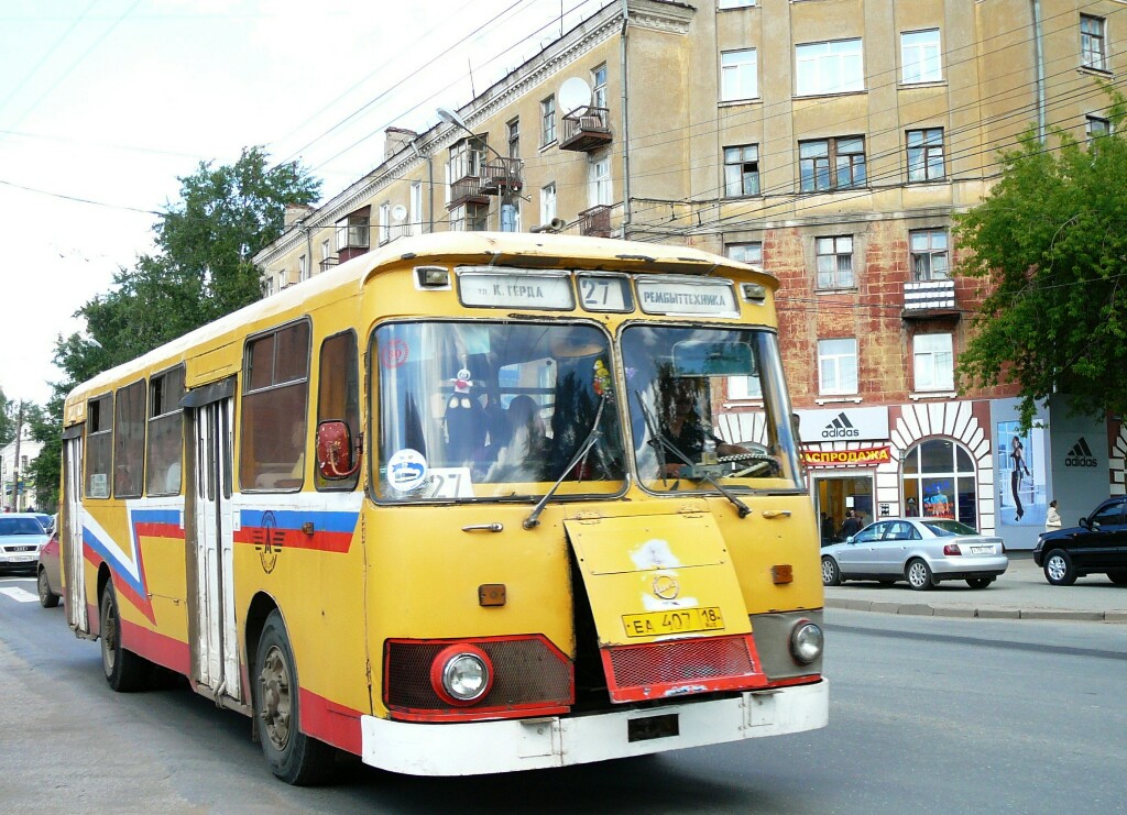 Izhevsk, LiAZ-677М č. ЕА 407 18