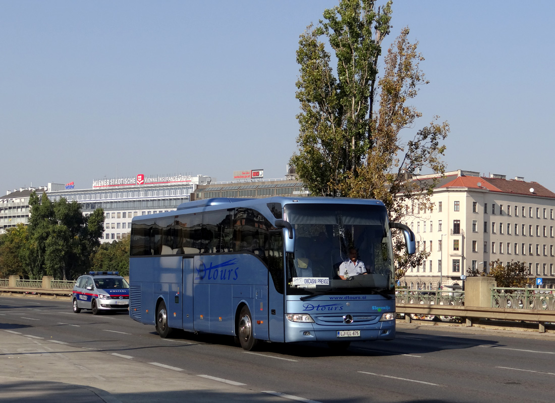 Ljubljana, Mercedes-Benz Tourismo 15RHD-II No. LJ LL-675