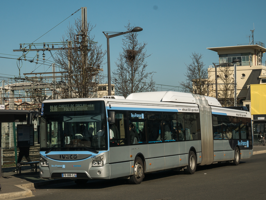 Évry, IVECO Urbanway 18M CNG # 725