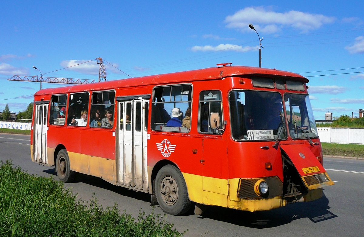 Izhevsk, LiAZ-677М No. ЕА 152 18