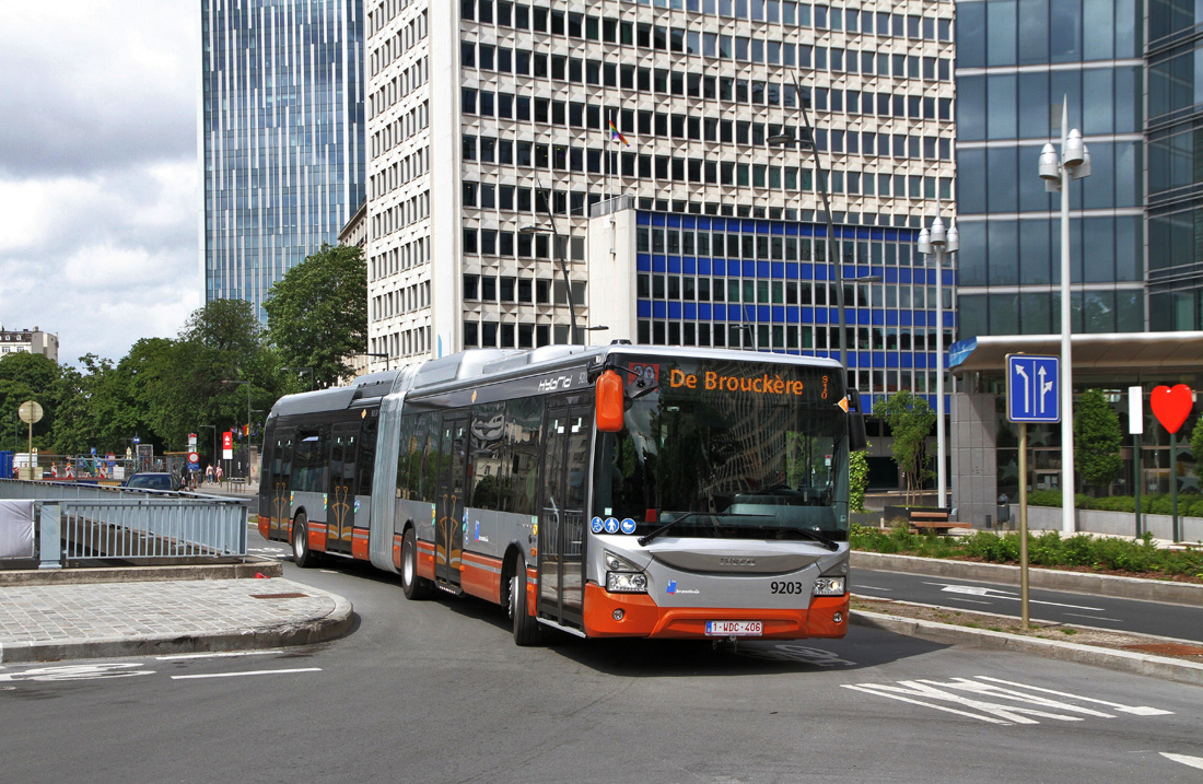 Brussels, IVECO Urbanway 18M Hybrid # 9203