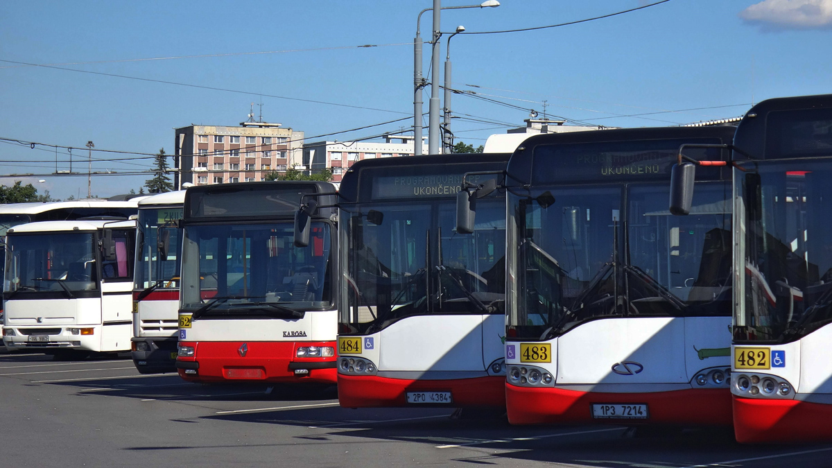 Plzeň, Solaris Urbino II 15 č. 483; Plzeň, Solaris Urbino II 15 č. 484; Plzeň, Karosa Citybus 12M.2070 (Renault) č. 462; Plzeň, Karosa B931.1675 č. 442