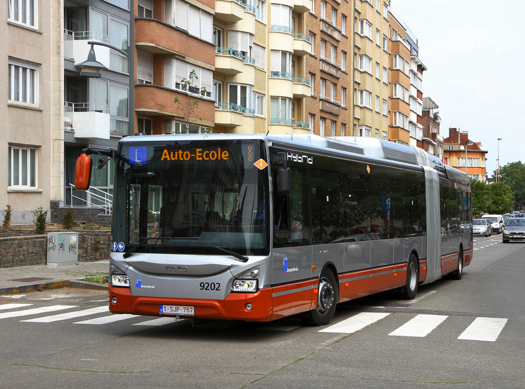 Brussels, IVECO Urbanway 18M Hybrid nr. 9202