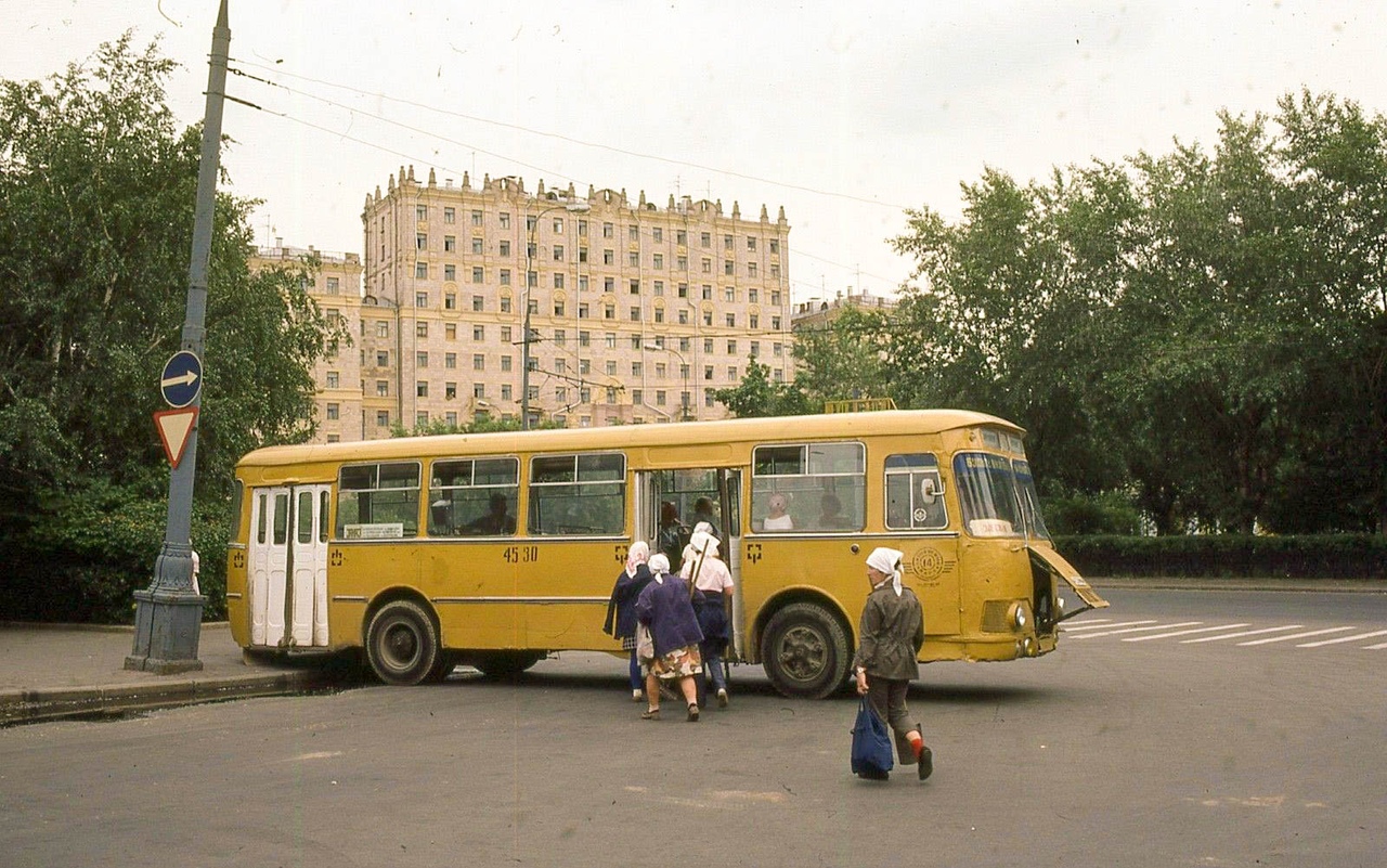 Mosca, LiAZ-677 # 4530 ММН