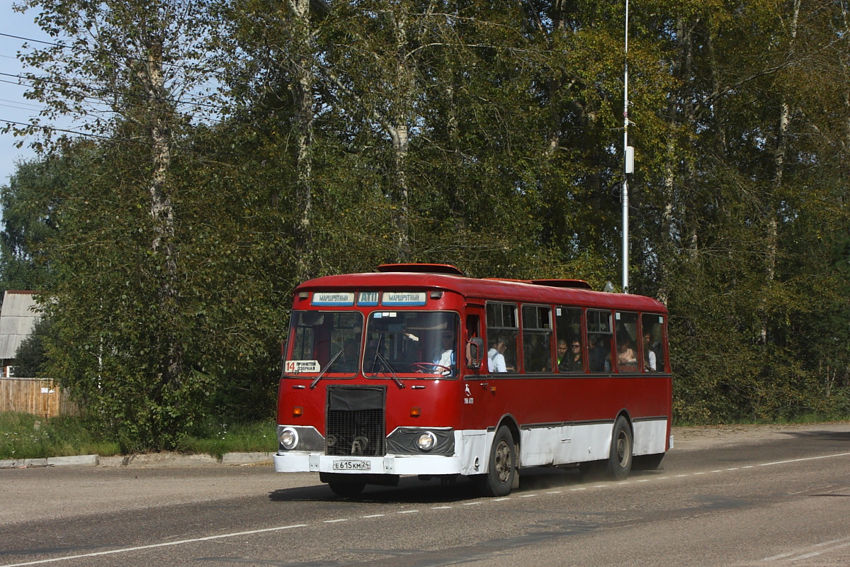 Zelenogorsk, LiAZ-677М No. Е 615 КМ 24