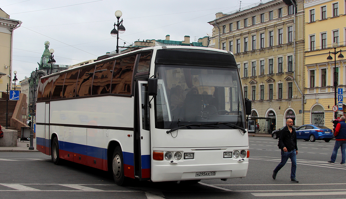 San Petersburgo, Carrus Regal # Н 295 АХ 178
