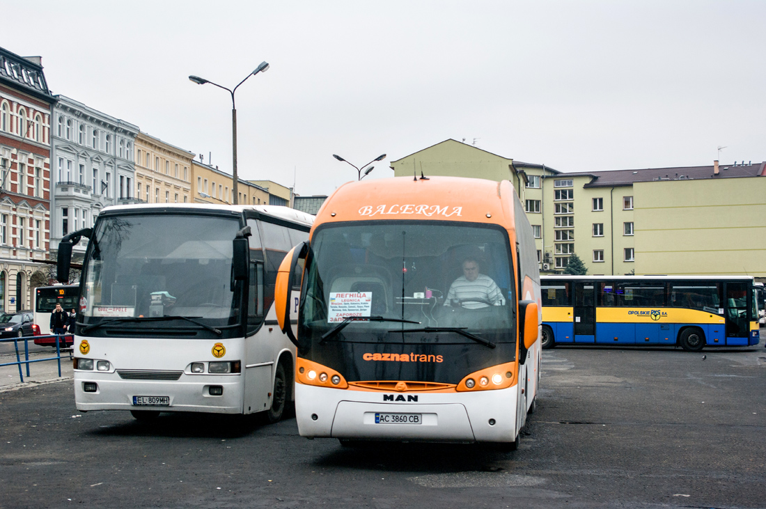 Volodymyr, Sunsundegui Sideral 2000 č. АС 3860 СВ; Łódź, Volvo 7450 č. EL 809MH