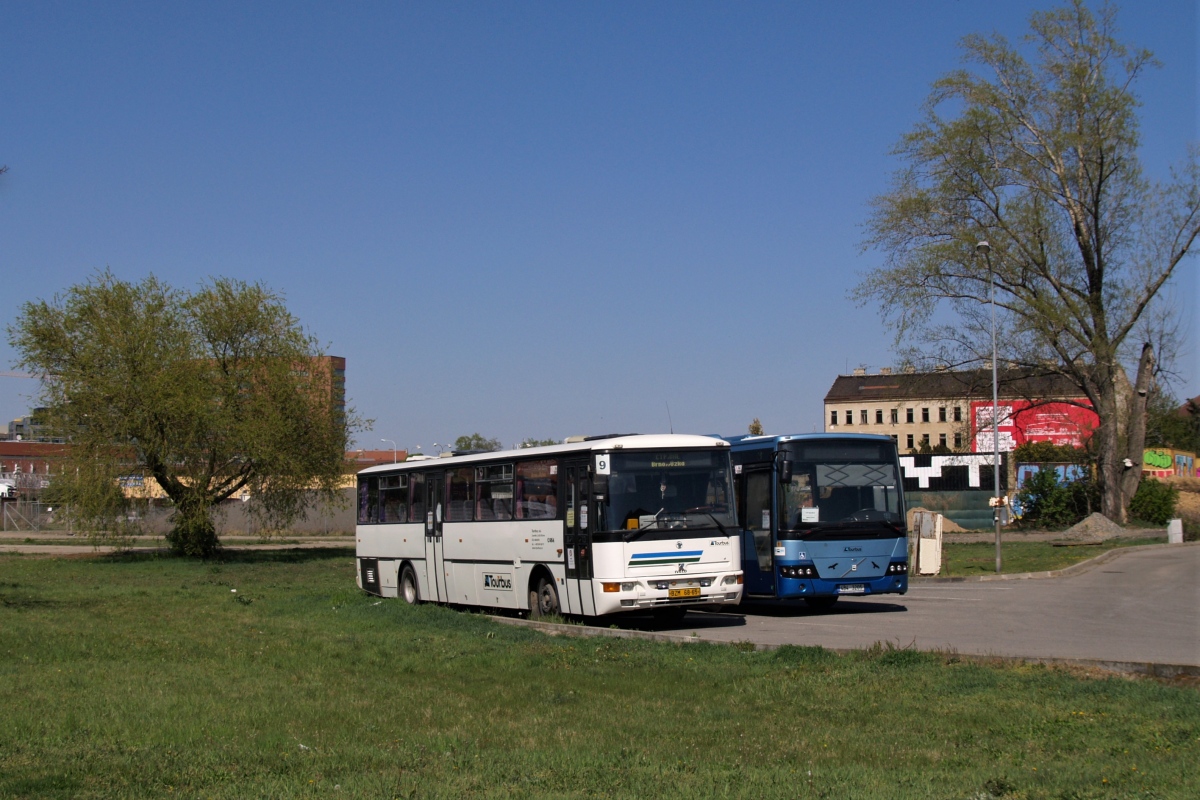 Brno, Karosa C954.1360 nr. BZM 68-65; Brno, Volvo 8700LE nr. 4B4 3205