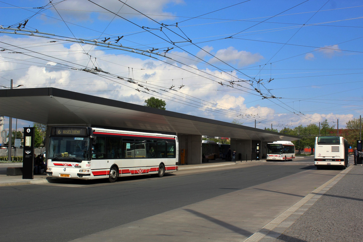 Pardubice, Irisbus Citelis 12M CNG č. 213; Pardubice, Karosa Citybus 12M.2071 (Irisbus) č. 171; Pardubice, Karosa Citybus 12M.2070 (Renault) č. 167