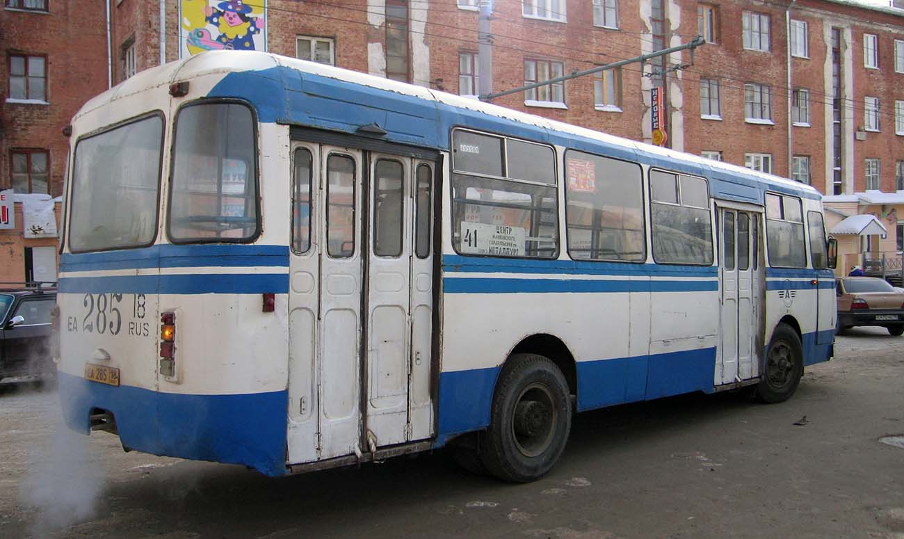 Izhevsk, LiAZ-677М č. ЕА 285 18