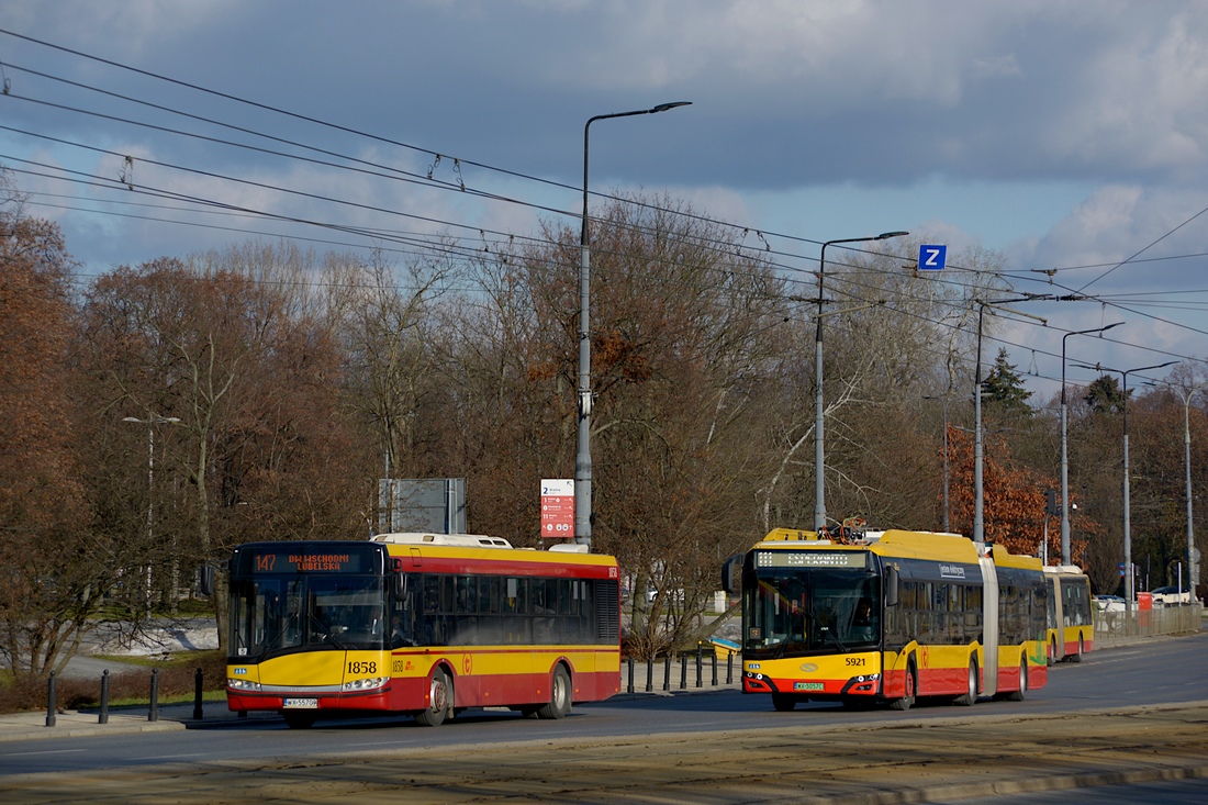 Warsaw, Solaris Urbino III 12 nr. 1858; Warsaw, Solaris Urbino IV 18 electric nr. 5921