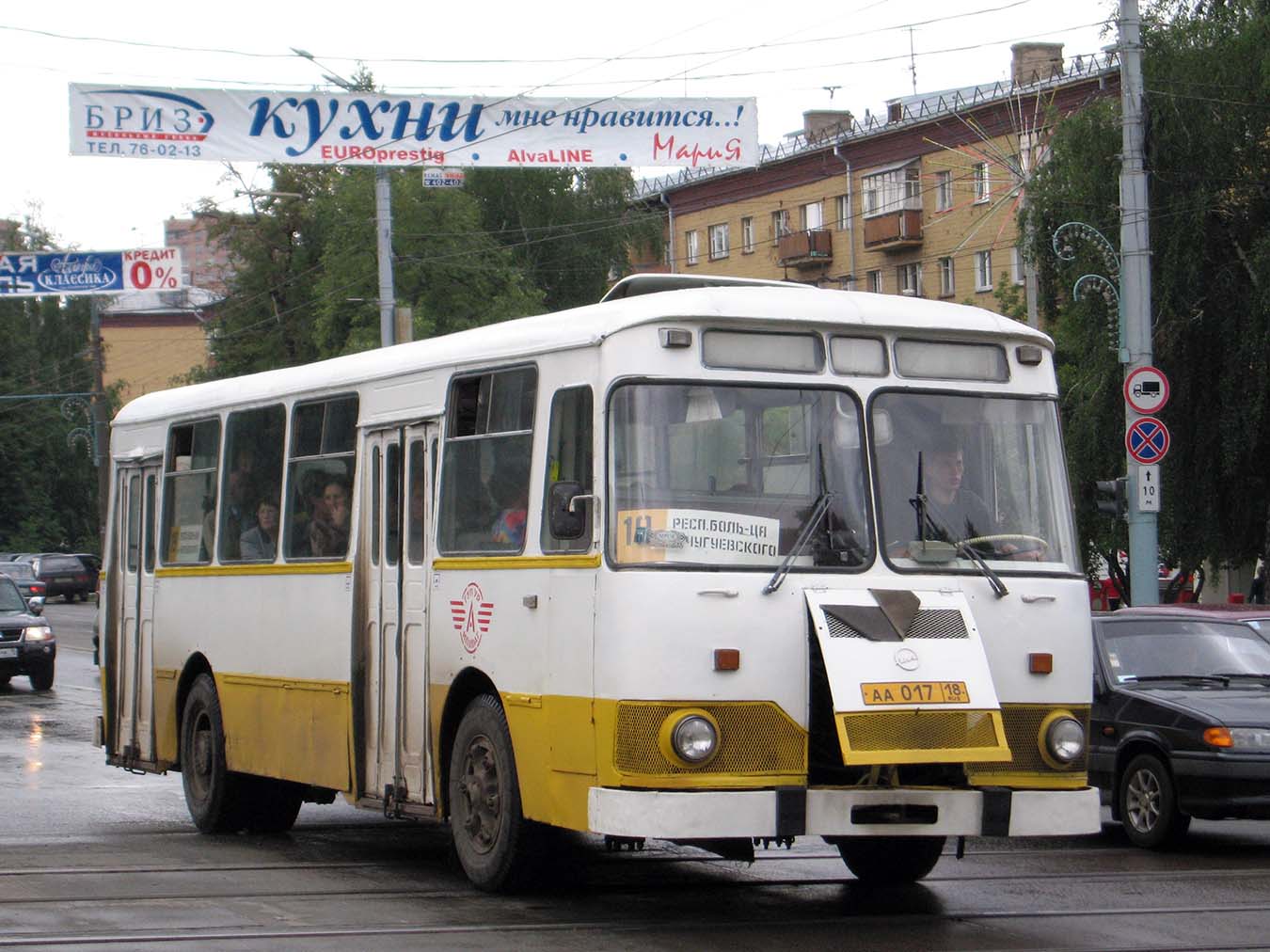 Izhevsk, LiAZ-677М No. АА 017 18