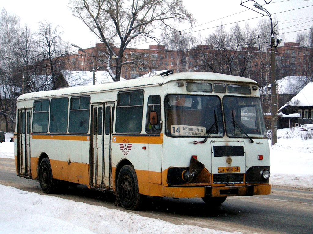 Izhevsk, LiAZ-677М č. ЕА 403 18